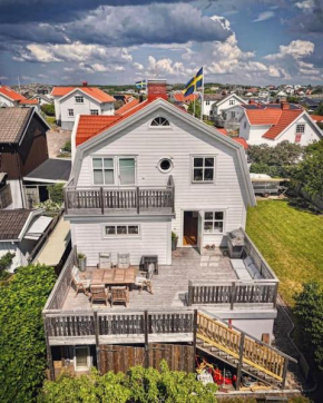 Lovely south-facing patio with grill, Hönö